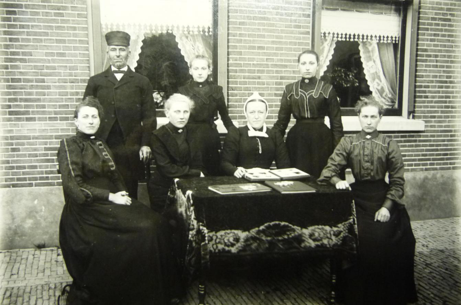Arij Eijgenraam, met van links naar rechts z’n dochters Suzanna, Elisabeth, Aplonia, huishoudster, Wilhelmina en Jannetje voor het pand aan de Markgraaflaan