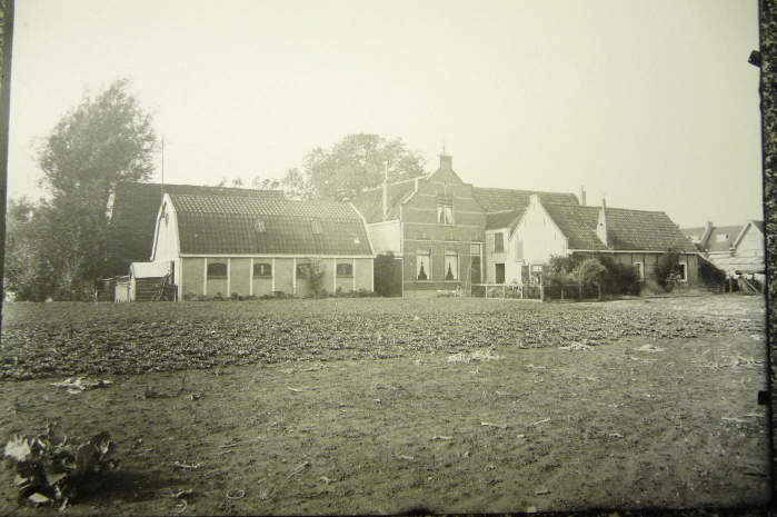 woning aan de Markgraaflaan, in het midden de nieuwe woning, gebouwd in 1900, rechts het vm. zomerhuis. Aan de achterzijde de boerderij van Moerman aan het Pieterse laantje