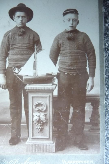 rechts Teunis Eijgenraam (1891) in zeemanstrui, als 12 jarige jongen